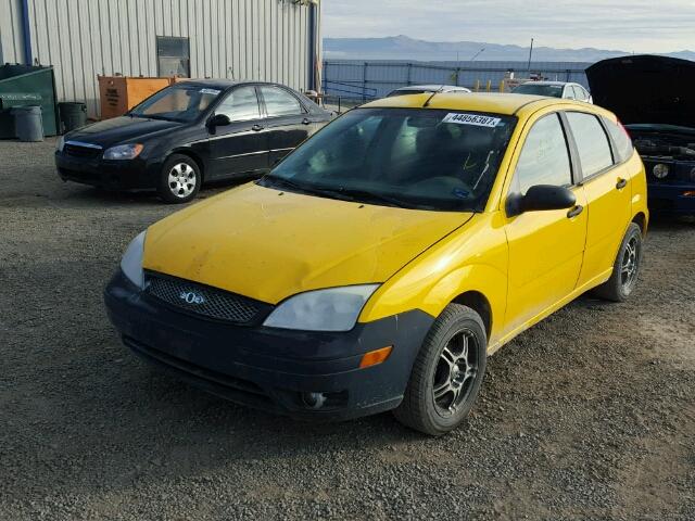 1FAFP37N86W244077 - 2006 FORD FOCUS YELLOW photo 2