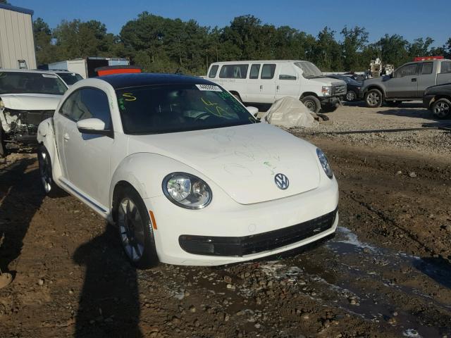 3VWJX7ATXDM605726 - 2013 VOLKSWAGEN BEETLE WHITE photo 1