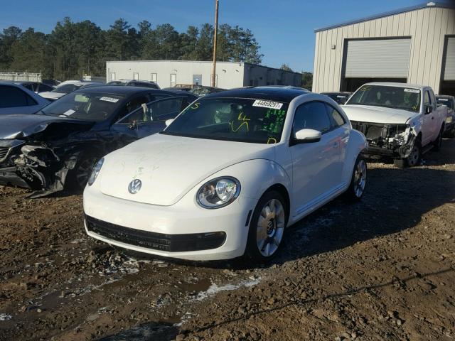 3VWJX7ATXDM605726 - 2013 VOLKSWAGEN BEETLE WHITE photo 2