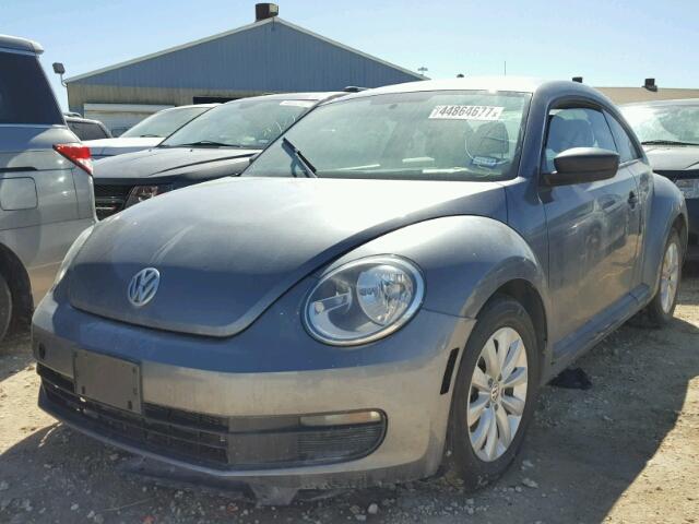 3VWFP7AT8DM654610 - 2013 VOLKSWAGEN BEETLE GRAY photo 2