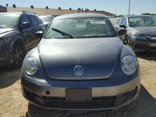 3VWFP7AT8DM654610 - 2013 VOLKSWAGEN BEETLE GRAY photo 9