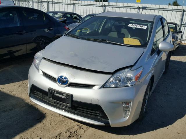 JTDKN3DU4D5628449 - 2013 TOYOTA PRIUS ვერცხლისფერი ფოტო 2