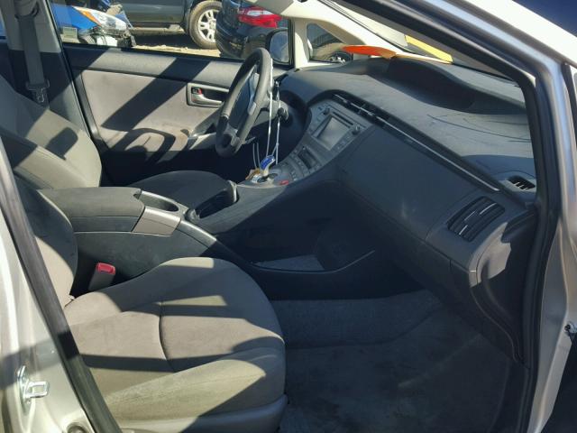 JTDKN3DU4D5628449 - 2013 TOYOTA PRIUS ვერცხლისფერი ფოტო 5