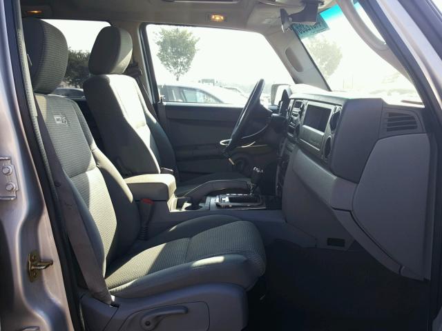 1J8HG48N66C352635 - 2006 JEEP COMMANDER SILVER photo 5