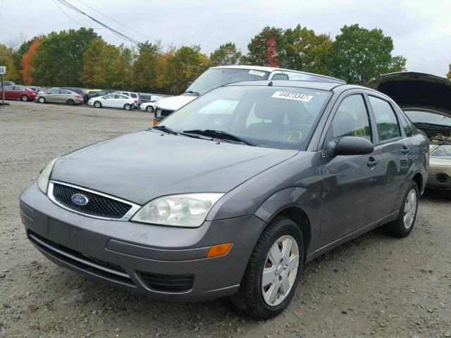 1FAHP34N17W196968 - 2007 FORD FOCUS ZX4 SILVER photo 2