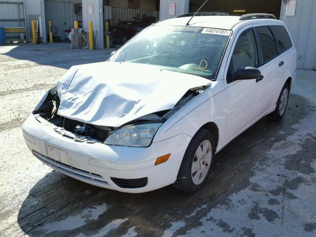 1FAHP36N86W191861 - 2006 FORD FOCUS ZXW WHITE photo 2