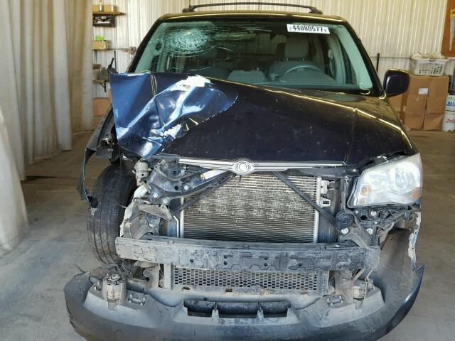 2A8HR54139R663924 - 2009 CHRYSLER TOWN & COU BLUE photo 9