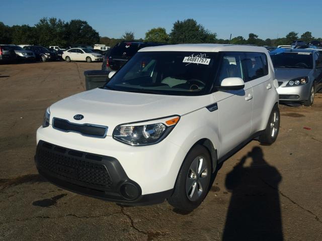 KNDJN2A24G7328010 - 2016 KIA SOUL WHITE photo 2