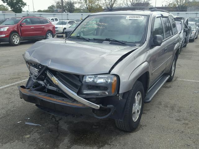 1GNDT13S762142720 - 2006 CHEVROLET TRAILBLAZE GRAY photo 2