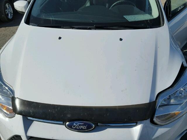 1FADP3K26DL316381 - 2013 FORD FOCUS SE WHITE photo 7