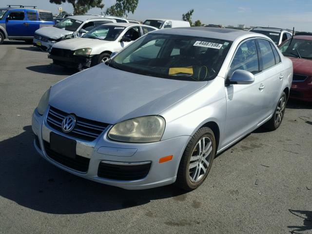 3VWDG71K55M624318 - 2005 VOLKSWAGEN NEW JETTA SILVER photo 2