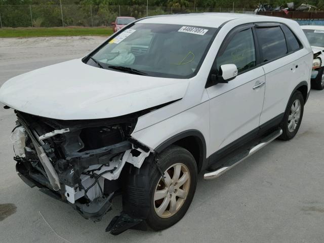 5XYKT3A18CG275848 - 2012 KIA SORENTO BA WHITE photo 2