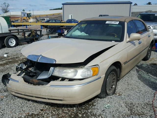 1LNHM83W31Y640627 - 2001 LINCOLN TOWN CAR C CREAM photo 2