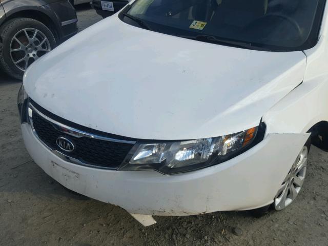 KNAFU4A24D5722390 - 2013 KIA FORTE EX WHITE photo 9