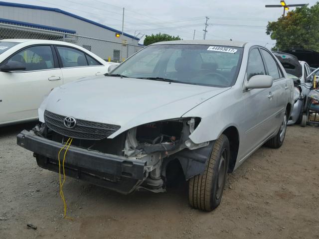 4T1BE32K22U085070 - 2002 TOYOTA CAMRY LE SILVER photo 2