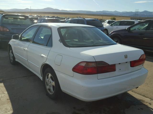 1HGCG5655WA121829 - 1998 HONDA ACCORD WHITE photo 3