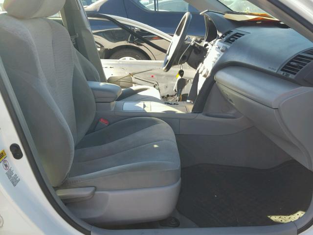4T1BF3EK8AU557568 - 2010 TOYOTA CAMRY BASE WHITE photo 5