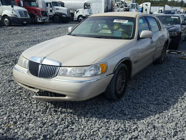 1LNHM83WXYY842634 - 2000 LINCOLN TOWN CAR CREAM photo 2