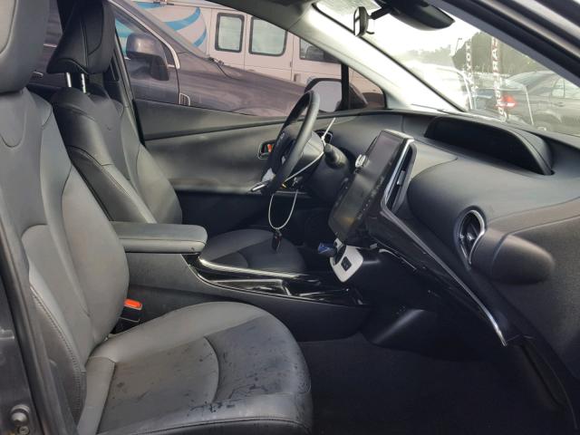 JTDKARFP2H3063559 - 2017 TOYOTA PRIUS PRIM ნაცრისფერი ფოტო 5