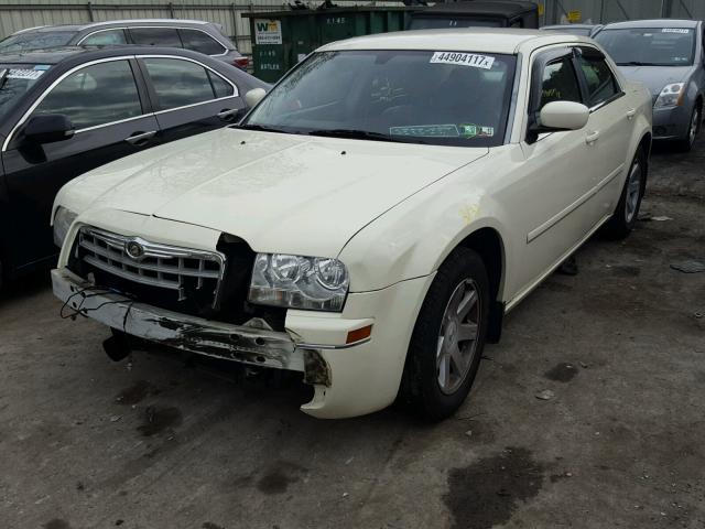 2C3JA53G25H610206 - 2005 CHRYSLER 300 TOURIN WHITE photo 2