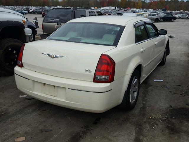 2C3JA53G25H610206 - 2005 CHRYSLER 300 TOURIN WHITE photo 4