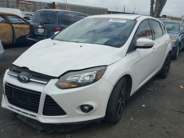 1FAHP3N27CL362720 - 2012 FORD FOCUS TITA WHITE photo 2