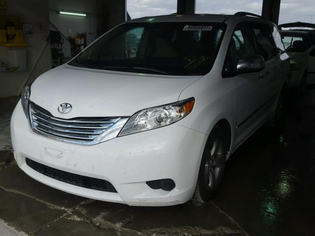 5TDKK3DC6FS586668 - 2015 TOYOTA SIENNA LE WHITE photo 2