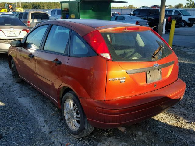 3FAFP37N65R107396 - 2005 FORD FOCUS ORANGE photo 3