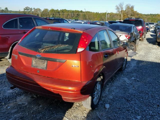 3FAFP37N65R107396 - 2005 FORD FOCUS ORANGE photo 4