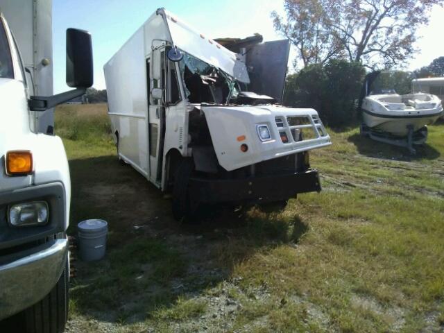 4UZAARBW05CU66813 - 2005 FREIGHTLINER CHASSIS M WHITE photo 1