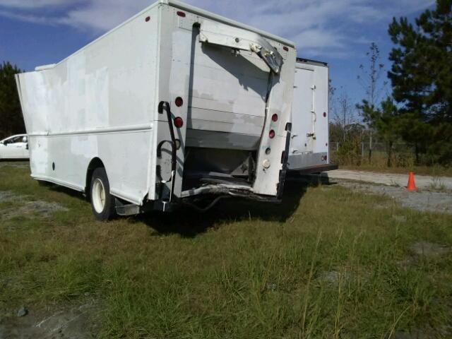 4UZAARBW05CU66813 - 2005 FREIGHTLINER CHASSIS M WHITE photo 3