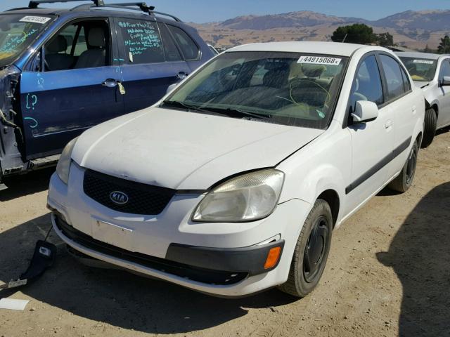 KNADE123766056455 - 2006 KIA RIO WHITE photo 2