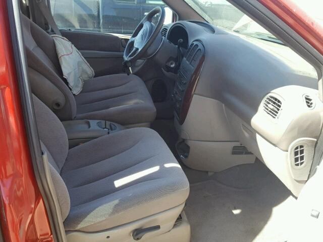 2C8GP74L91R294124 - 2001 CHRYSLER TOWN & COU RED photo 5