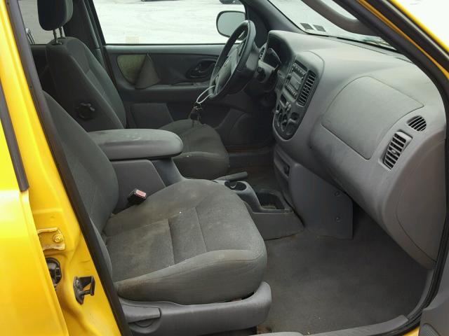 1FMYU03132KC61914 - 2002 FORD ESCAPE XLT YELLOW photo 5