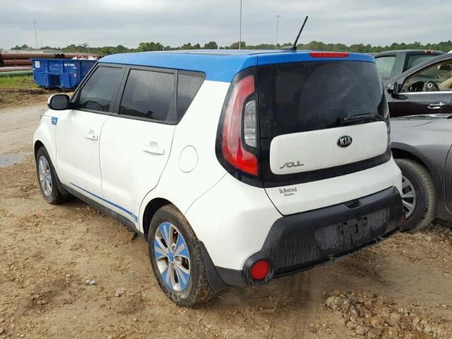 KNDJN2A21G7343578 - 2016 KIA SOUL WHITE photo 3