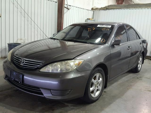4T1BE32K55U977477 - 2005 TOYOTA CAMRY LE 灰色 照片 2