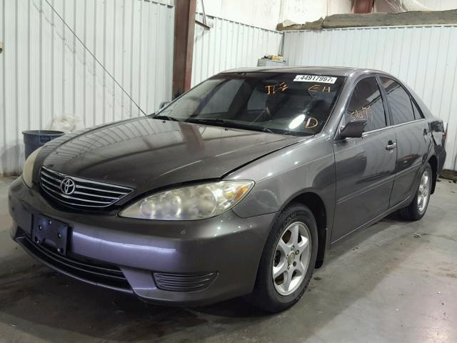 4T1BE32K55U977477 - 2005 TOYOTA CAMRY LE GRAY photo 2