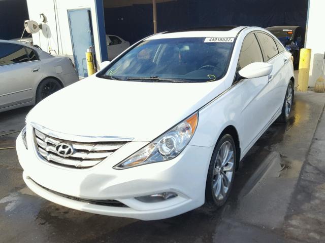 5NPEC4AC8CH368284 - 2012 HYUNDAI SONATA SE WHITE photo 2