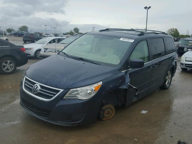 2V8HW54X59R575109 - 2009 VOLKSWAGEN ROUTAN BLUE photo 2