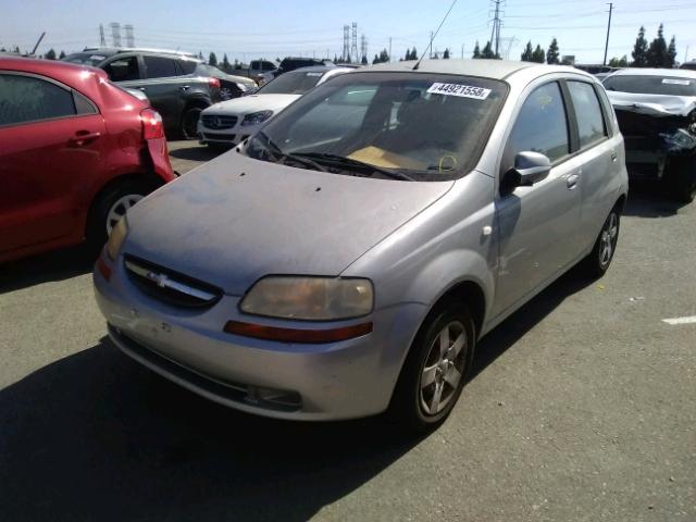 KL1TD62655B462269 - 2005 CHEVROLET AVEO BASE Күміс фото 2