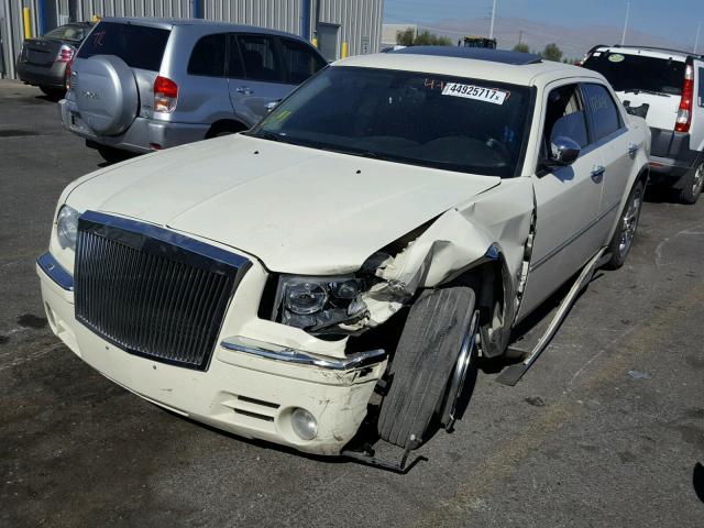 2C3AA63H05H501905 - 2005 CHRYSLER 300C WHITE photo 2