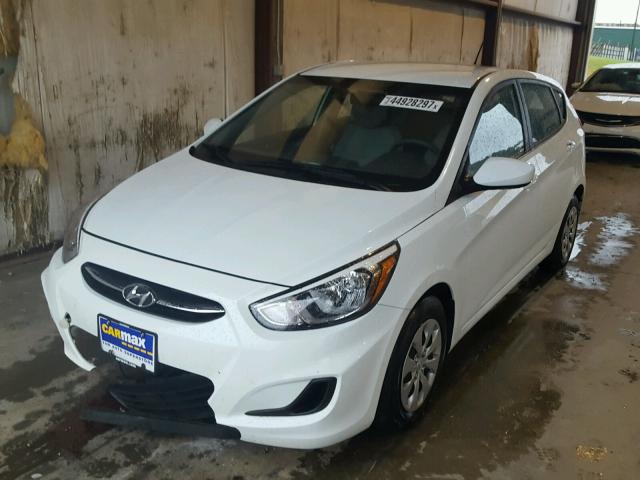 KMHCT5AE7GU262222 - 2016 HYUNDAI ACCENT SE WHITE photo 2