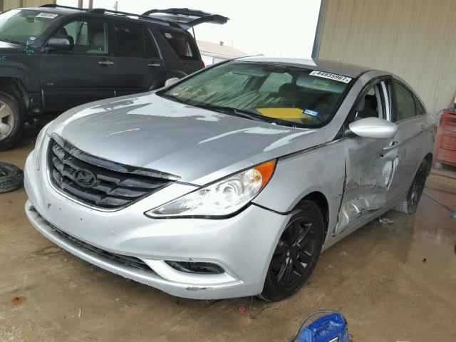 5NPEB4AC5DH763270 - 2013 HYUNDAI SONATA SILVER photo 2