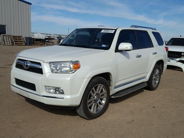 JTEZU5JR2C5041142 - 2012 TOYOTA 4RUNNER SR WHITE photo 2