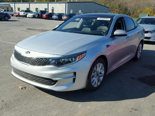 5XXGU4L31JG201048 - 2018 KIA OPTIMA SILVER photo 2