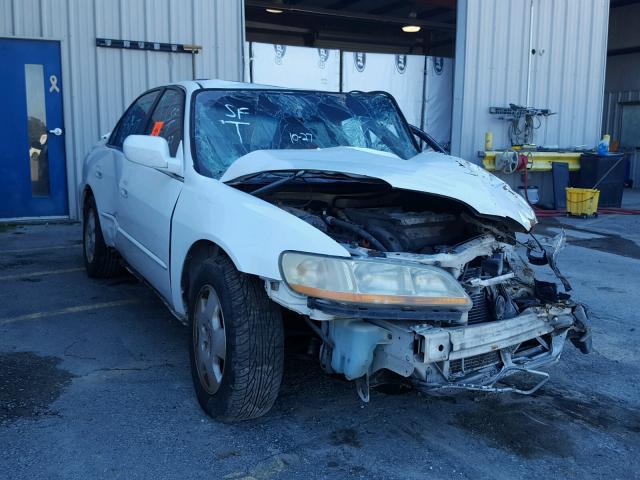 1HGCG16592A017380 - 2002 HONDA ACCORD WHITE photo 1