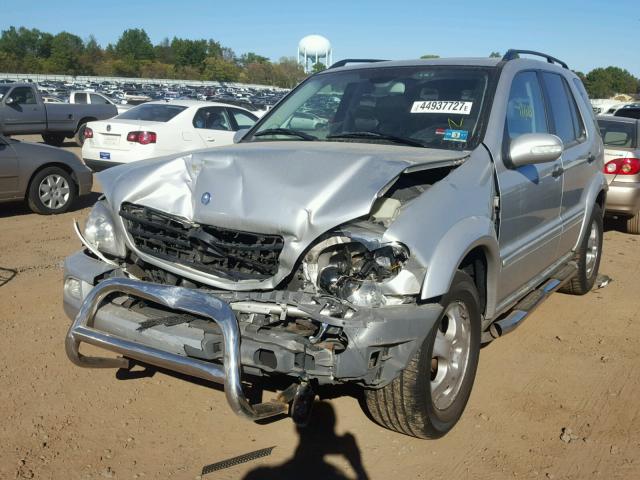 4JGAB54E42A303681 - 2002 MERCEDES-BENZ ML 320 GRAY photo 2