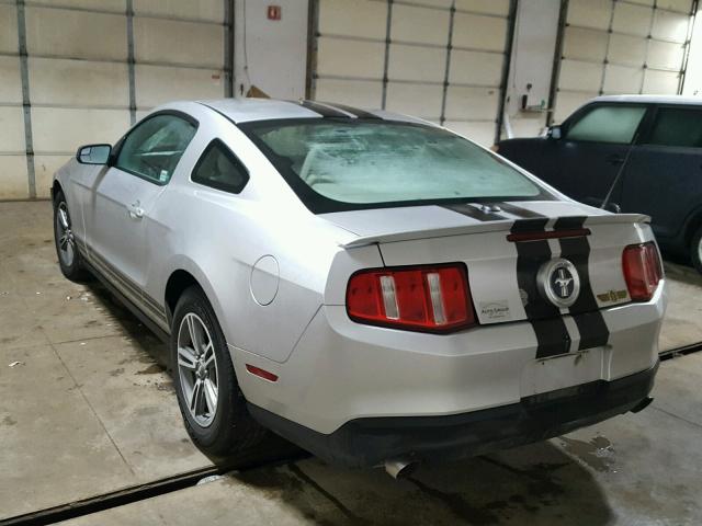 1ZVBP8AM2B5119773 - 2011 FORD MUSTANG SILVER photo 3