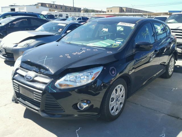 1FAHP3K21CL221811 - 2012 FORD FOCUS SE BLACK photo 2