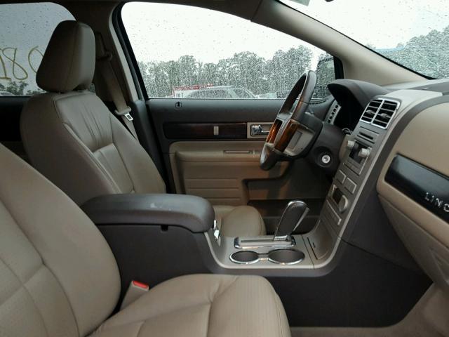 2LMDU68C27BJ31818 - 2007 LINCOLN MKX CREAM photo 5